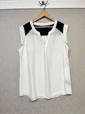 1X Zac & Rachel Sleeveless Creamy White Top with Black Shoulder Accents